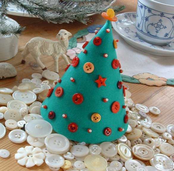grfelt christmas tree decorated with buttons and yarn