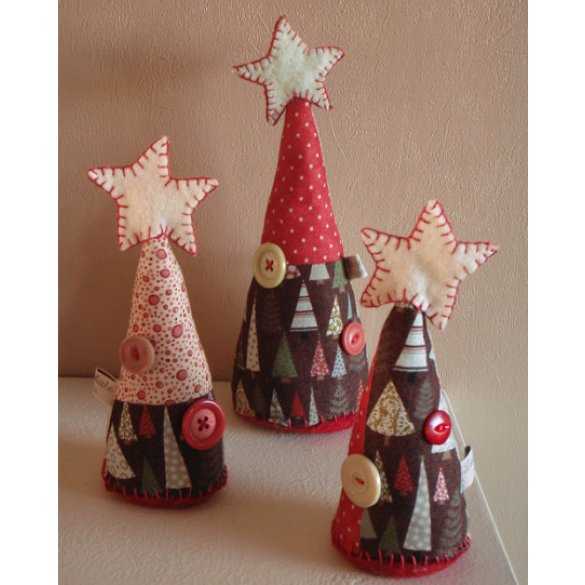 handmade christmas decorations, miniature christmas trees made with fabrics and buttons