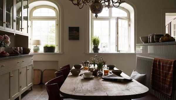 wooden dining table and brass chandeliers for dining room decoration in vintage style