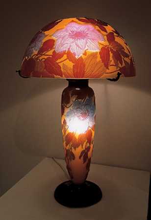 Table lamp with leaf patterns home decoration in modern style