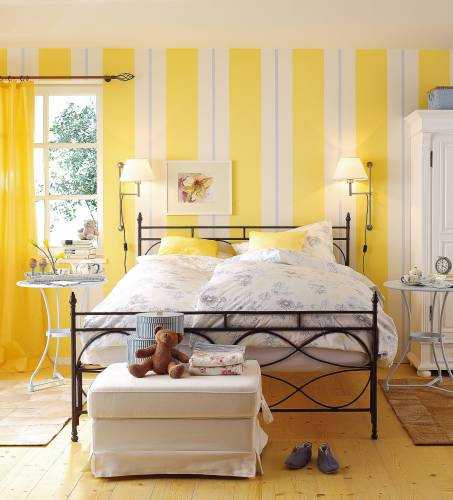 Striped wall design, yellow color for small bedroom decorating