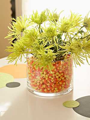 flower arrangement with corn for creative Thanksgiving decoration