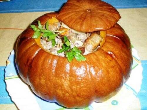 meal in pumpkin prepared Thanksgiving table centerpiece idea
