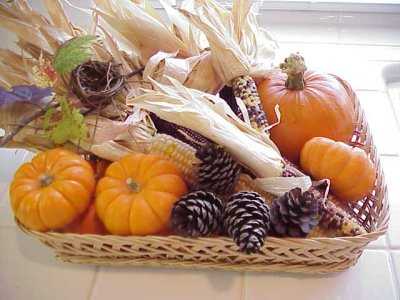 mini pumpkins, corn heads and pine cones for thanskgiving Tafelaufsatz
