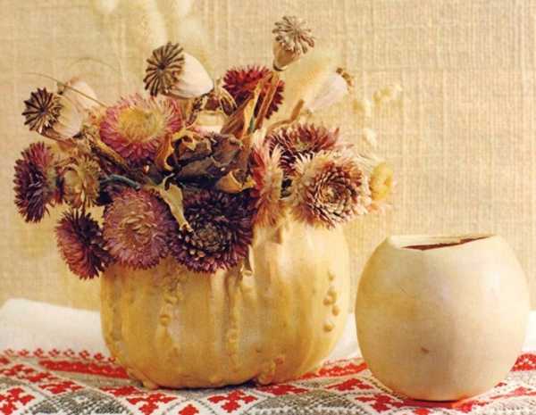 Pumpkin Vase with Autumn flowers arrangement for thanskgiving table decoration