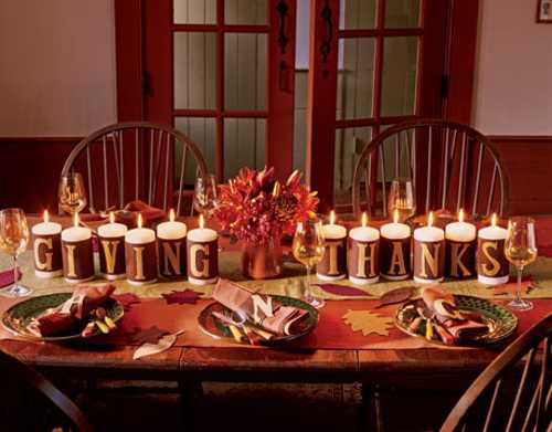 candle centerpieces with letters and fall leaves Tischdekoration