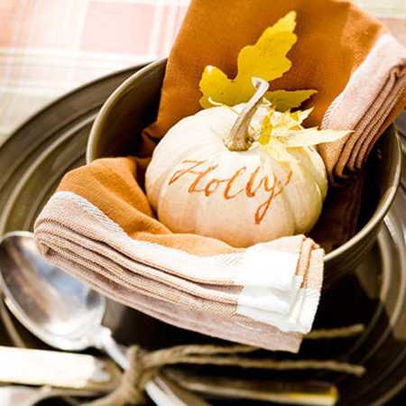 Mini-pumpkin decorations and napkins in orange color