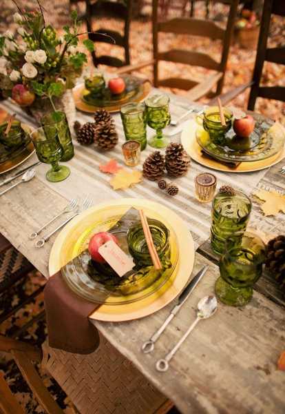 custom table decoration with brown napkins and red apples