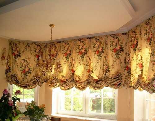Short kitchen curtains with floral pattern