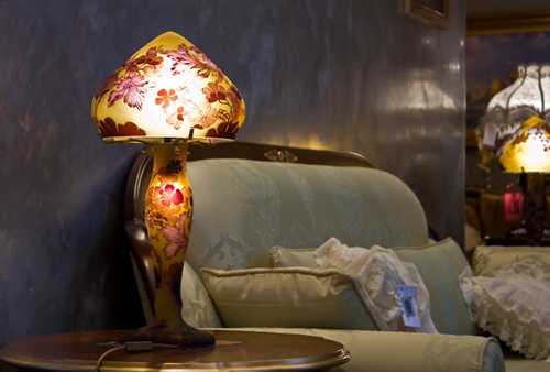Table lamp with floral pattern