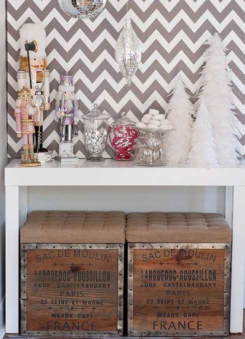 Wall decoration with zigzag pattern