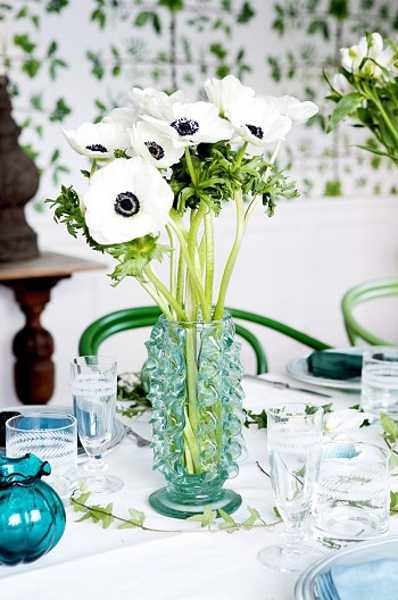 Turquoise vase with white flowers for the table decorations