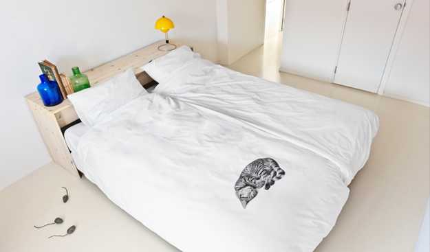 put white linen with black cat