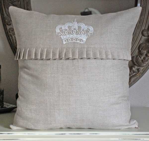 decorative pillows in neutral color