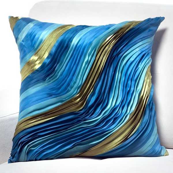 accent pillows with patterned waves