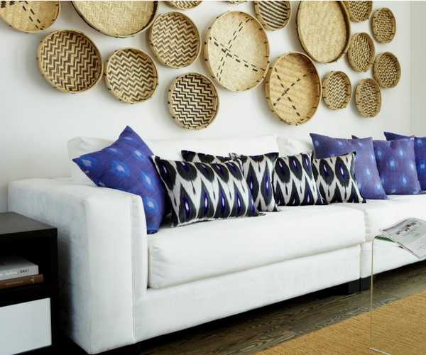  accent wall decorating with wicker plates 
