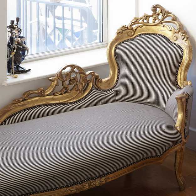 Recamier with carved wooden frame and striped upholstery fabric in black and white