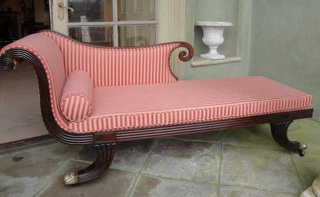 Recamier with striped upholstery fabric in white and red colors