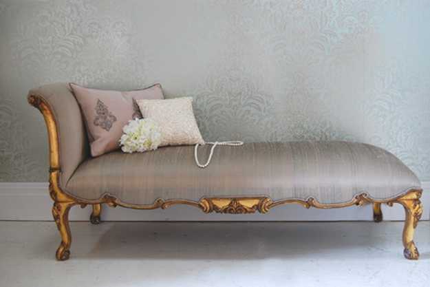 Low Recamier with golden details, carved wood designs and soft pillows