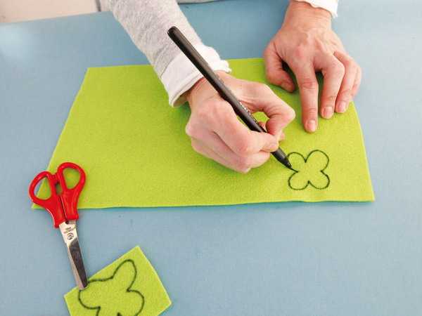 draw flowers on felt fabric