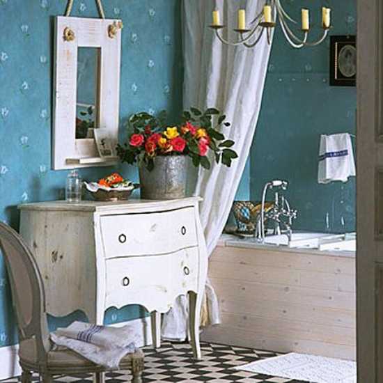  Classic bathroom design with red and yellow flower arrangement 