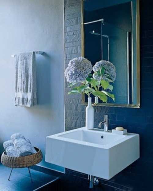  blue wall paint and white rectangular tray with purple flowers for bathroom decoration 