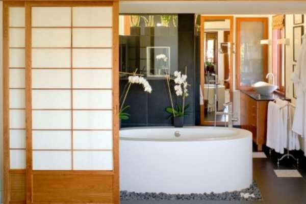 Japanese-style bathroom door and tub