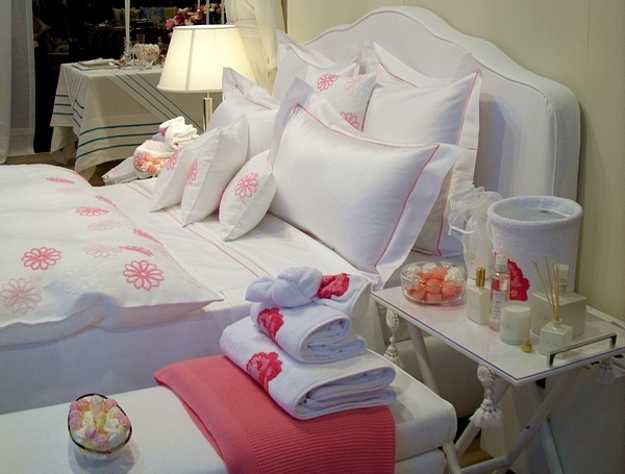 pink and white bedding set