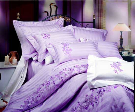 Light Purple and White Bedding Set