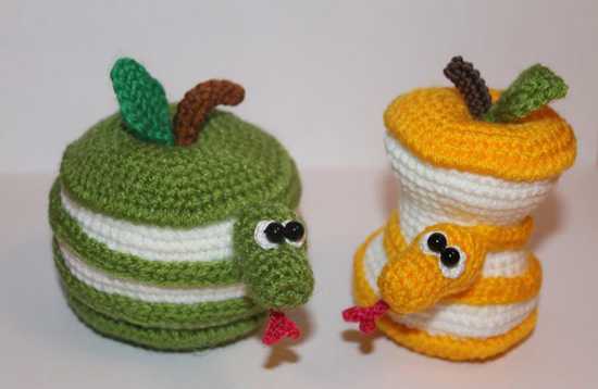 crochet snakes in green and yellow color