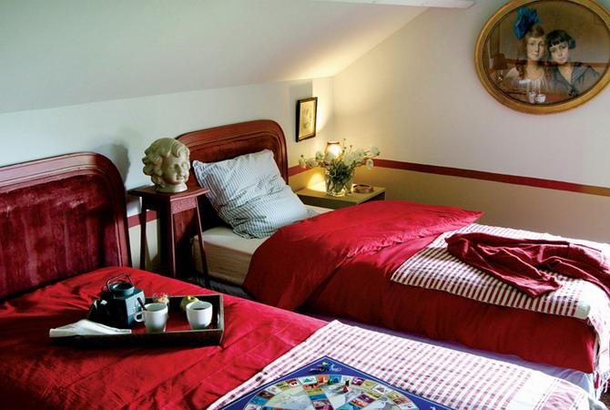 children's bedroom decoration with red bedding
