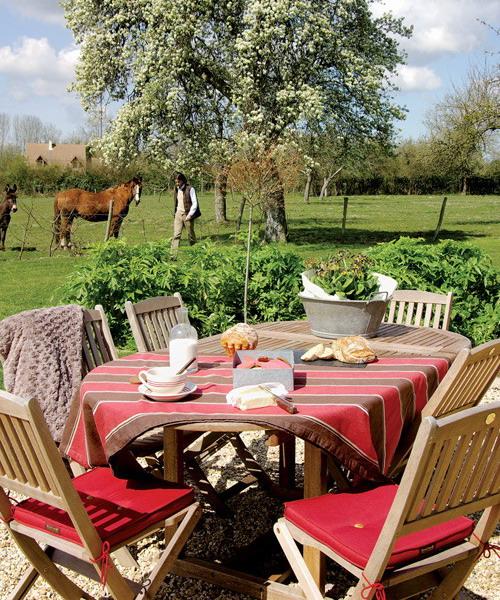 table decoration with red fabrics