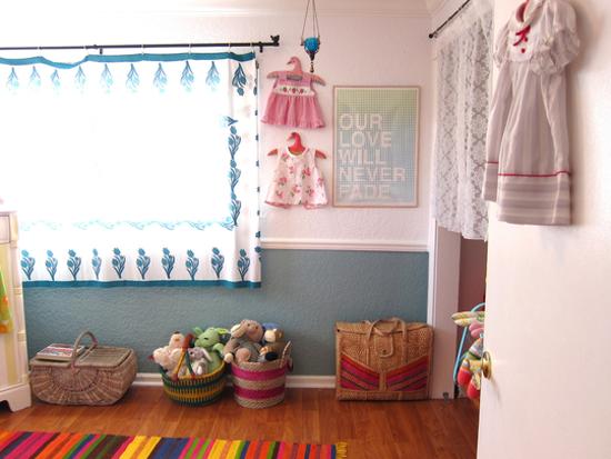 children's toy storage ideas, colorful baskets 