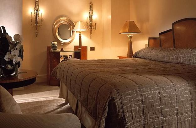 modern bedroom decorating with art deco table lamps and wall mirrors