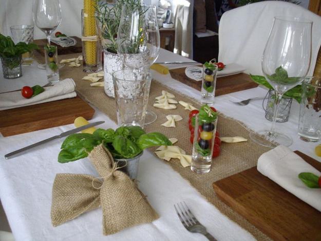 burlap fabric and glasses for table decoration 