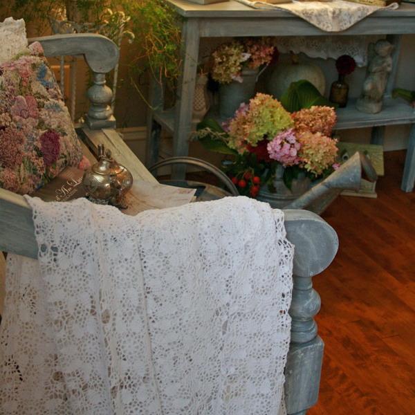 Shabby Chic Ideas inspired by beautiful flowers and home textiles in vintage style