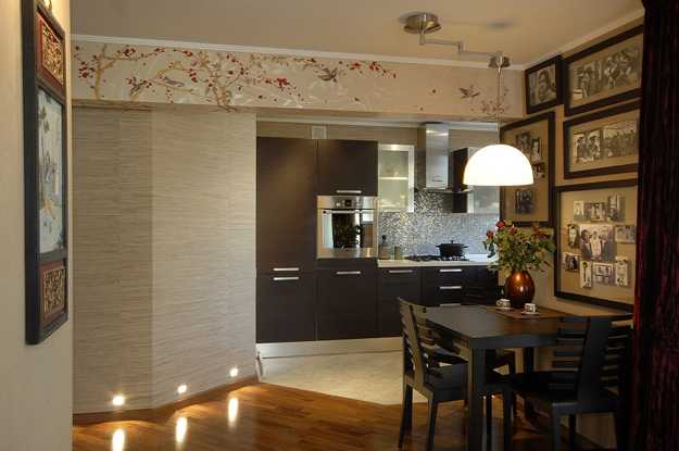 Sining room wall decoration with framed pictures