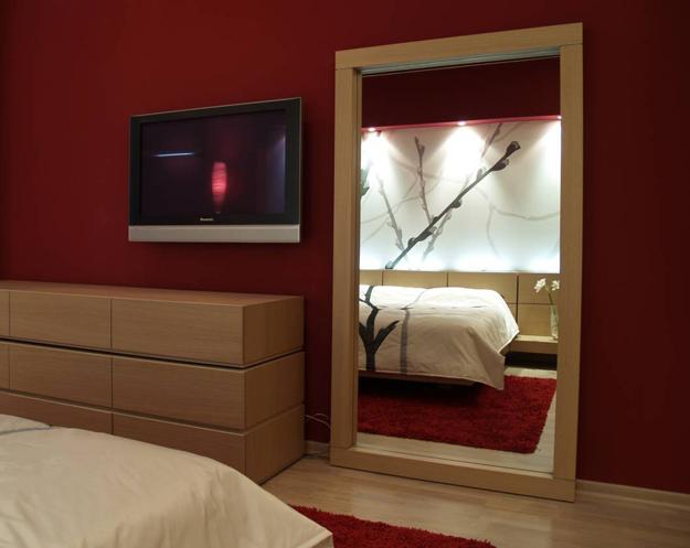 modern bedroom decor with mirrors