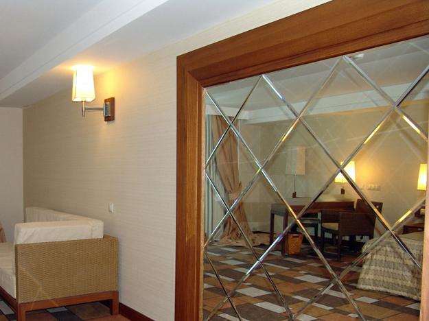 modern bedroom decor with mirrors