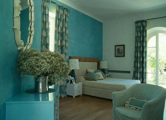 modern bedroom decor with mirrors
