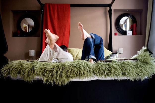 modern bedroom decor with mirrors