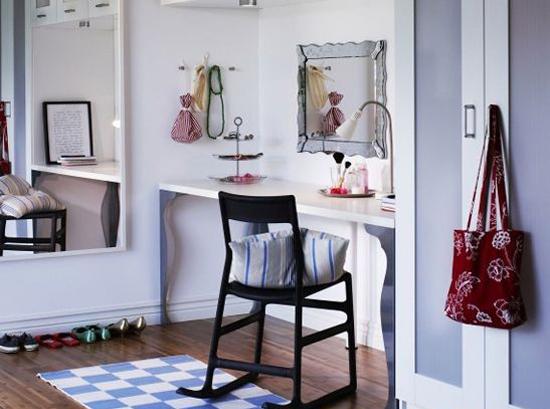 modern bedroom decor with mirrors