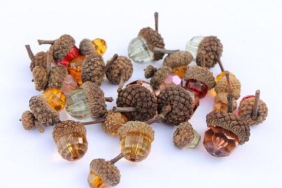 autumn decoration with acorns fall craft ideas for table decorations