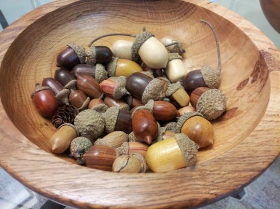 autumn decoration with acorns fall craft ideas for table decorations