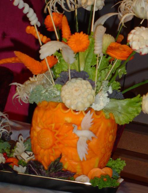 falling, ideas for table decorations with carved pumpkin and flowers