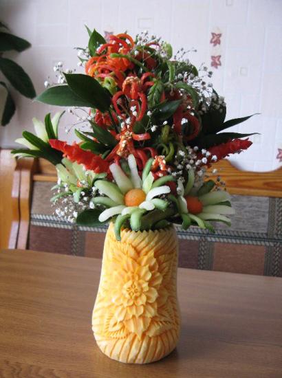 falling, ideas for table decorations with carved pumpkin and flowers