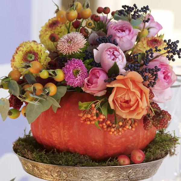 falling, ideas for table decorations with pumpkin and flowers 