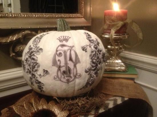black and white Halloween decorating ideas