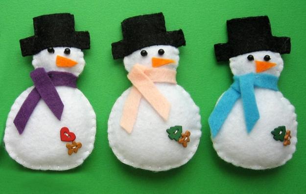 Even very simple shapes in different colors look fantastic. gloves, snowmen, boots, Christmas trees, stockings to bring candy canes, gingerbread men, butterflies, birds, leaves of trees, Christmas decorations, small houses, bird cages, eggs and hearts decorations color, texture and rustic atmosphere in your holiday home device. 