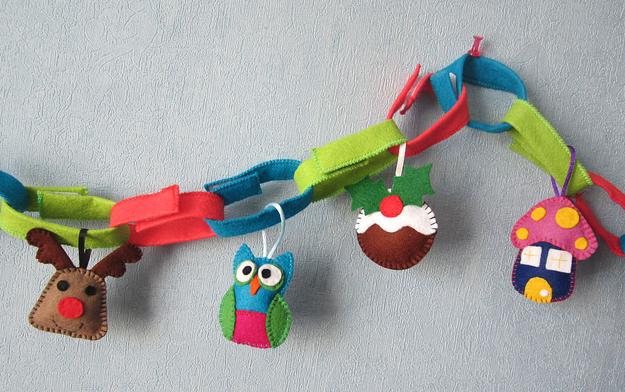 Even very simple shapes in different colors look fantastic. gloves, snowmen, boots, Christmas trees, stockings to bring candy canes, gingerbread men, butterflies, birds, leaves of trees, Christmas decorations, small houses, bird cages, eggs and hearts decorations color, texture and rustic atmosphere in your holiday home device. 